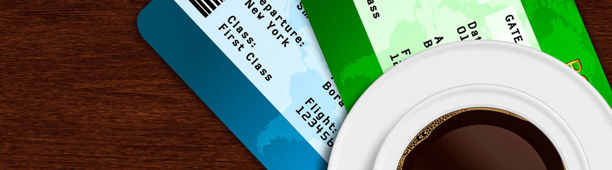 tasse-kaffee-mit-flugzeug-tickets-liegen-auf-holztisch-istock_50706510_large-2-1200×335