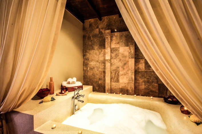 asiatischen-stil-im-whirlpool-spa-zimmer-istock_36904602_large-2-707x470-1