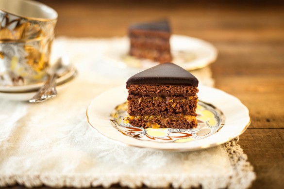 sacher-chocolate-cake-istock_000026387150_large-2-585x390