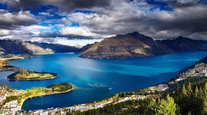 Queenstown cityscape with Wakatipu lake and Remarkables Mountains, New Zealand