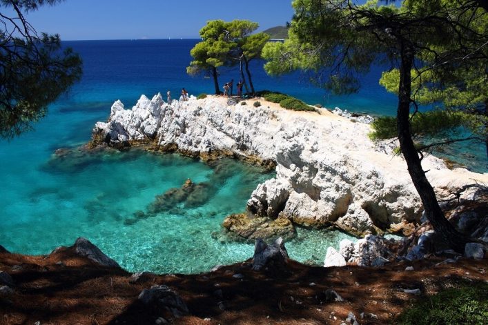 Amarantos-Felsen-Mamma-Mia-Film-Sporaden-Insel-griechische-Insel-Thessalien-Aegaeis-Griechenland-iStock-649766104