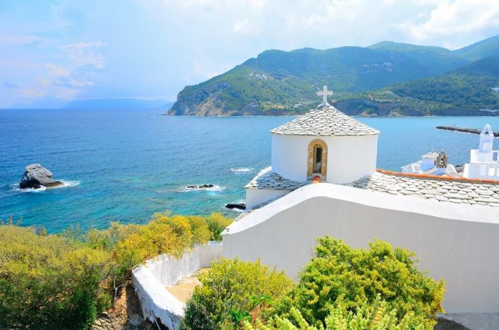 Schoene-weisse-Kirche-ueber-Skopelos-Griechenland-iStock-484746143