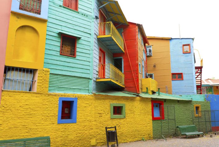 urlaubsguru.de_picturesque-caminito-street-in-la-boca-buenos-aires-argentina-istock_000018548917_large