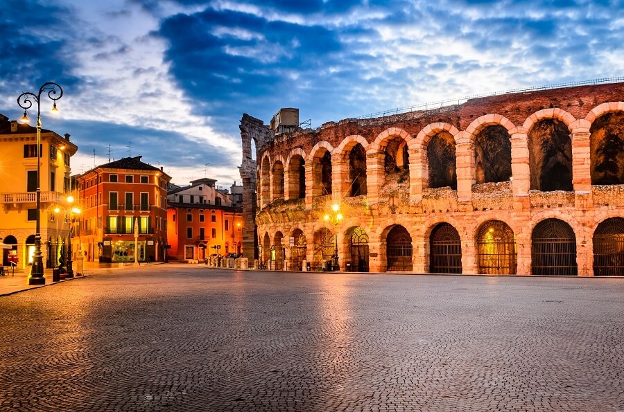 Die Arena in Verona bei Nacht