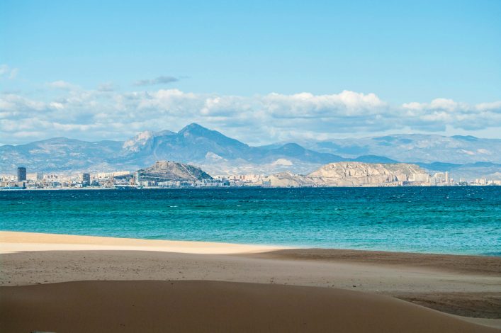 alicante-in-spanien-sie-von-der-stadt-ueber-die-bucht-istock_000010288694_large-2
