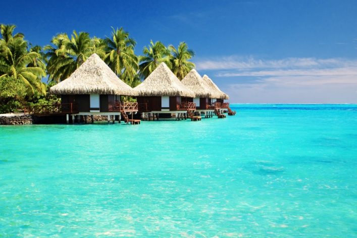 Bungalows im kristallklaren Wasser auf Bora Bora