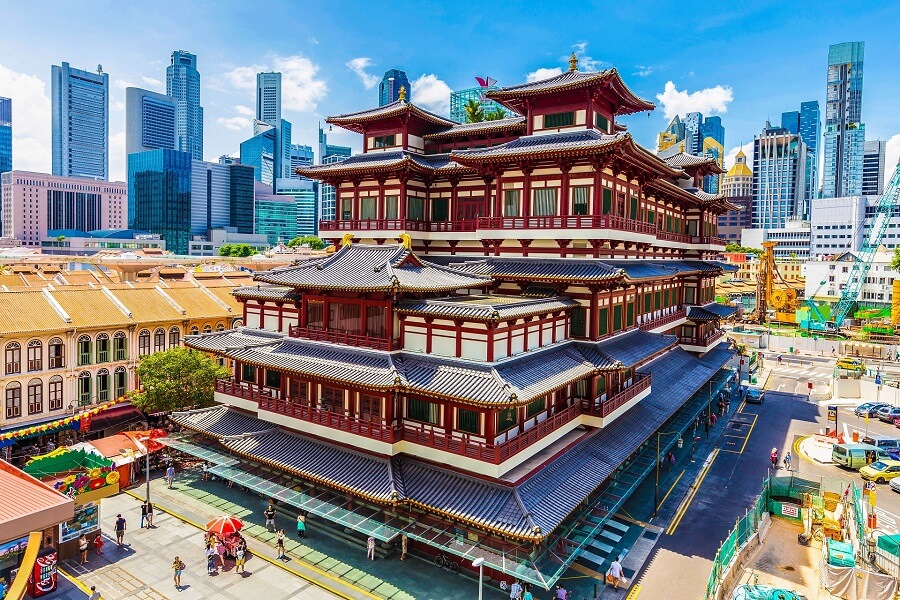 Antiker Tempel in Singapur. Es dominiert eine dunkelrote Farbe, zusammen mit weiß.