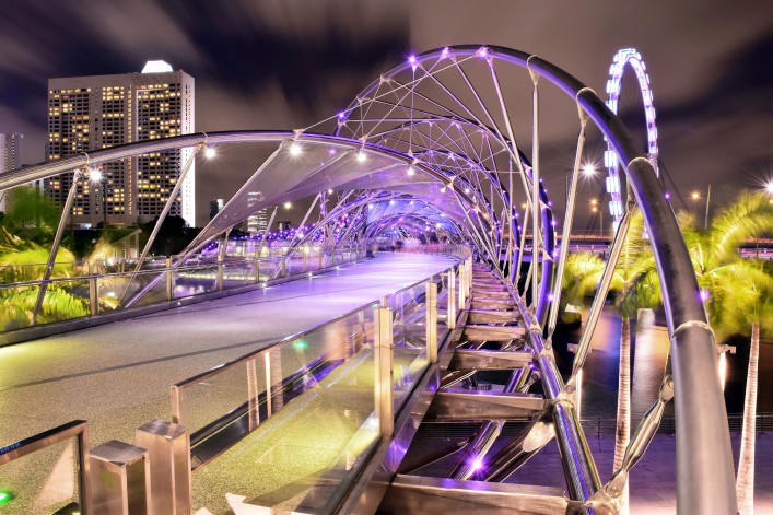 Moderne lila beleuchtete Brücke.