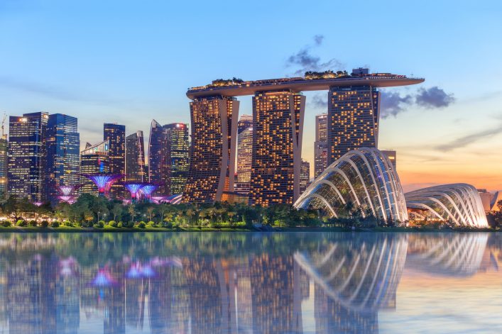 Blick auf Marina Bay und die Gardens by the Bay bei Sonnenuntergang.