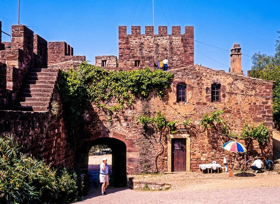 Burgähnliches Haus aus Stein, das von der Sonne beschienen wird. 