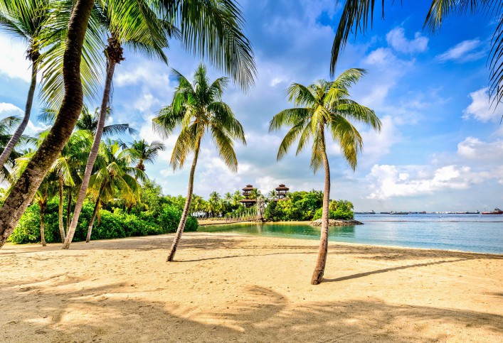 Ein goldgelber Sandstrand auf Sentosa Island in Singapur.