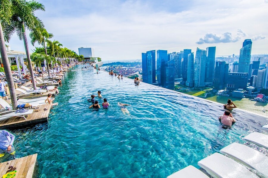Der berühmte Pool des Marina Bay Sands Singapur mit Blick auf die Skyline der Stadt.