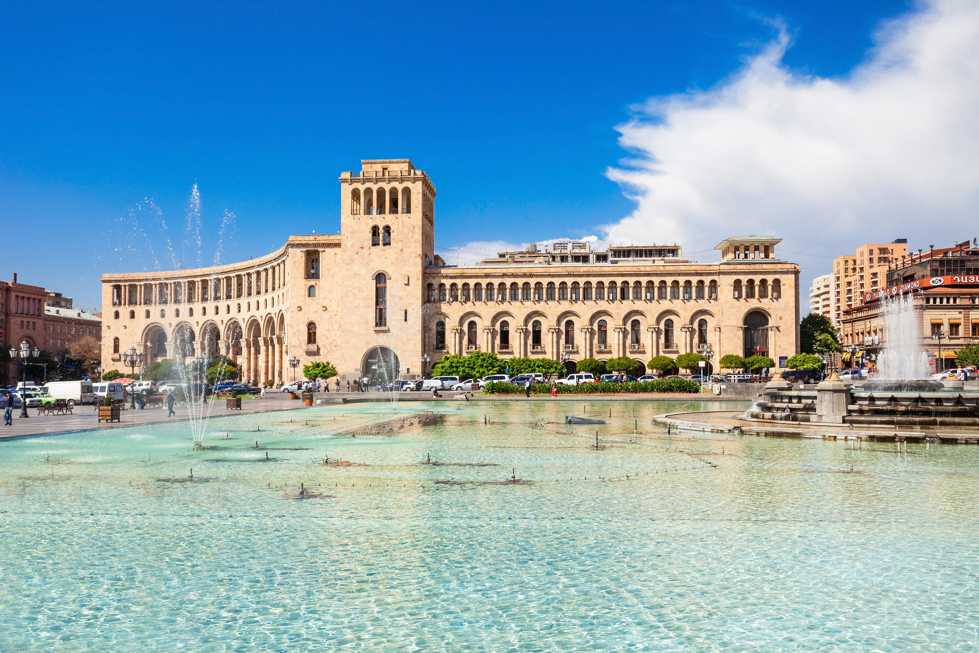 Der Platz der Republik mit seinem hellblau schimmernden Brunnen in Armenien erstrahlt im Sonenlicht.