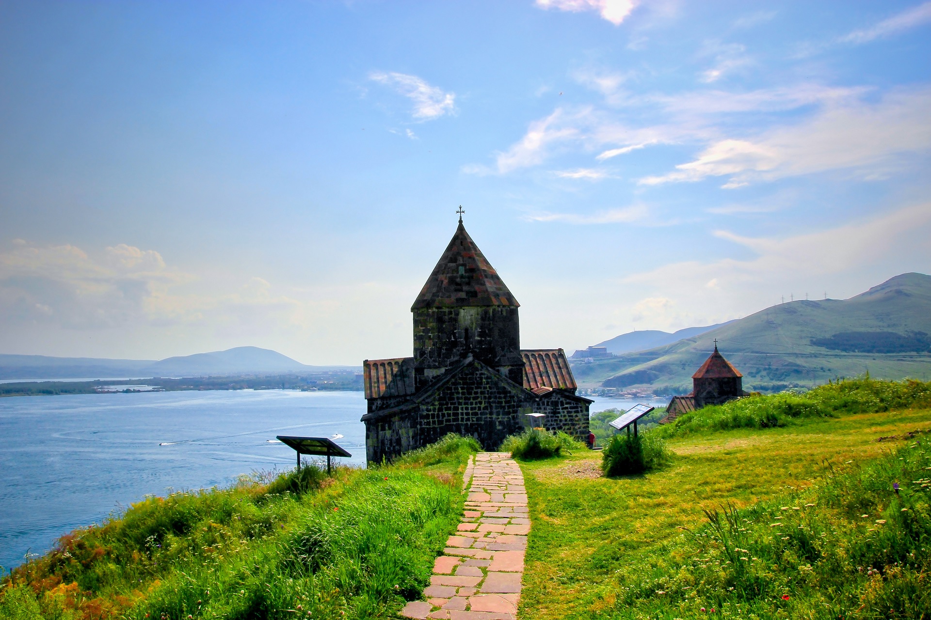 Das Kloster Sevanavank am Ufer des Sees gibt ein malerisches Bild ab.