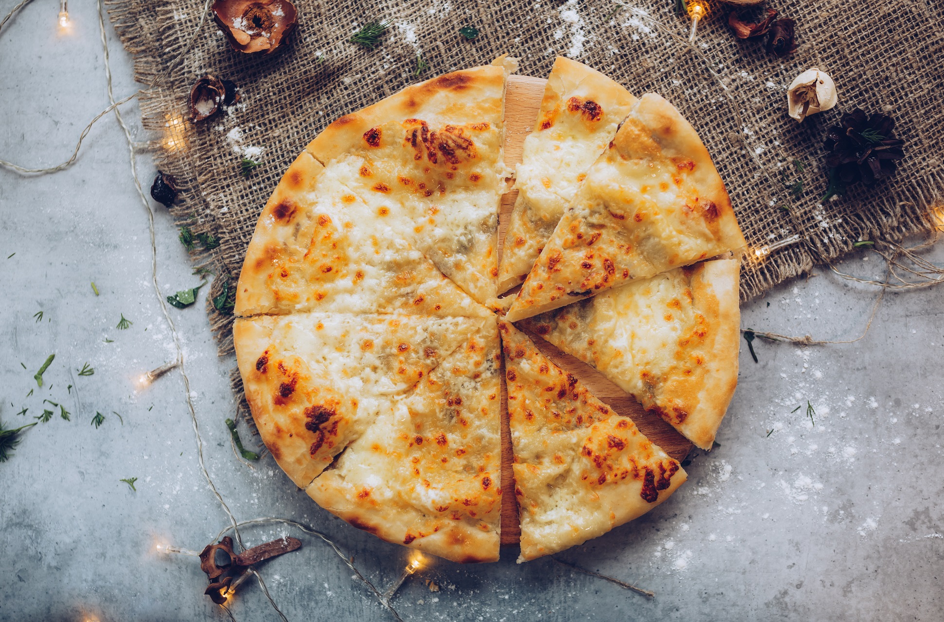Das mit Käse überbackene Brot Khachapuri.