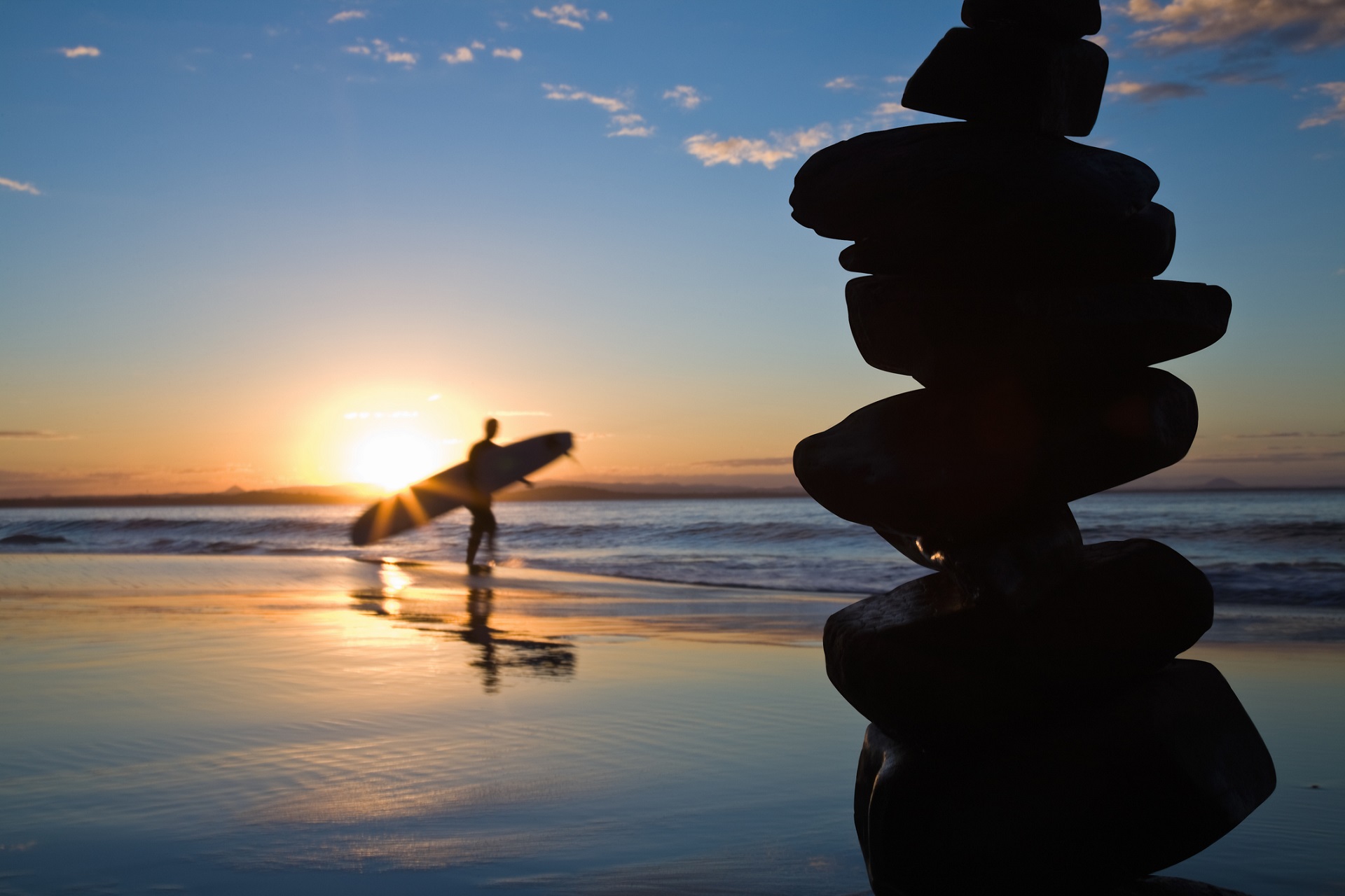 Ein Surfer am Strand von Noosa, Australien