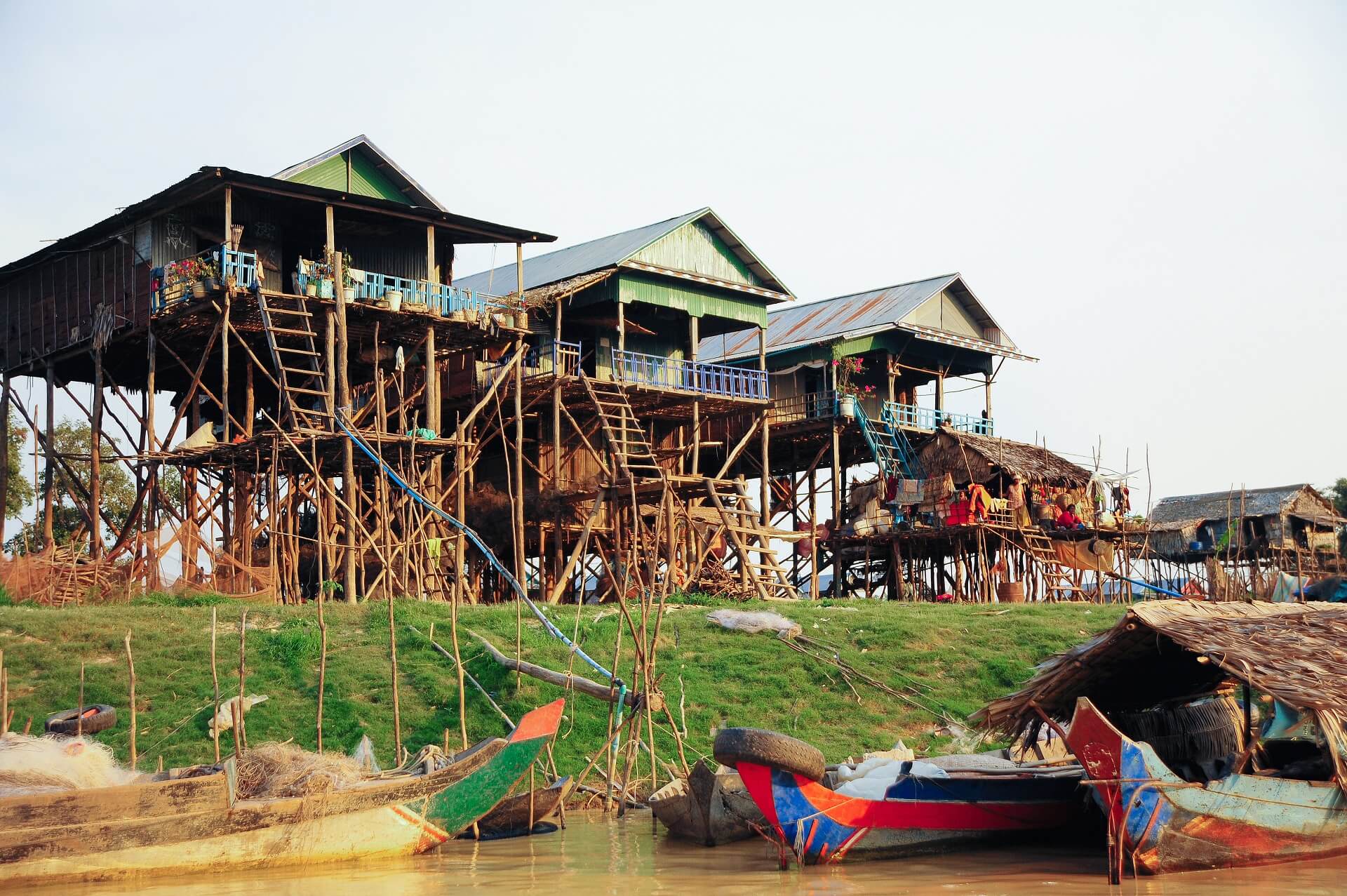 Die bunten Häuser auf Stelzen in der Nähe von Siem Reap