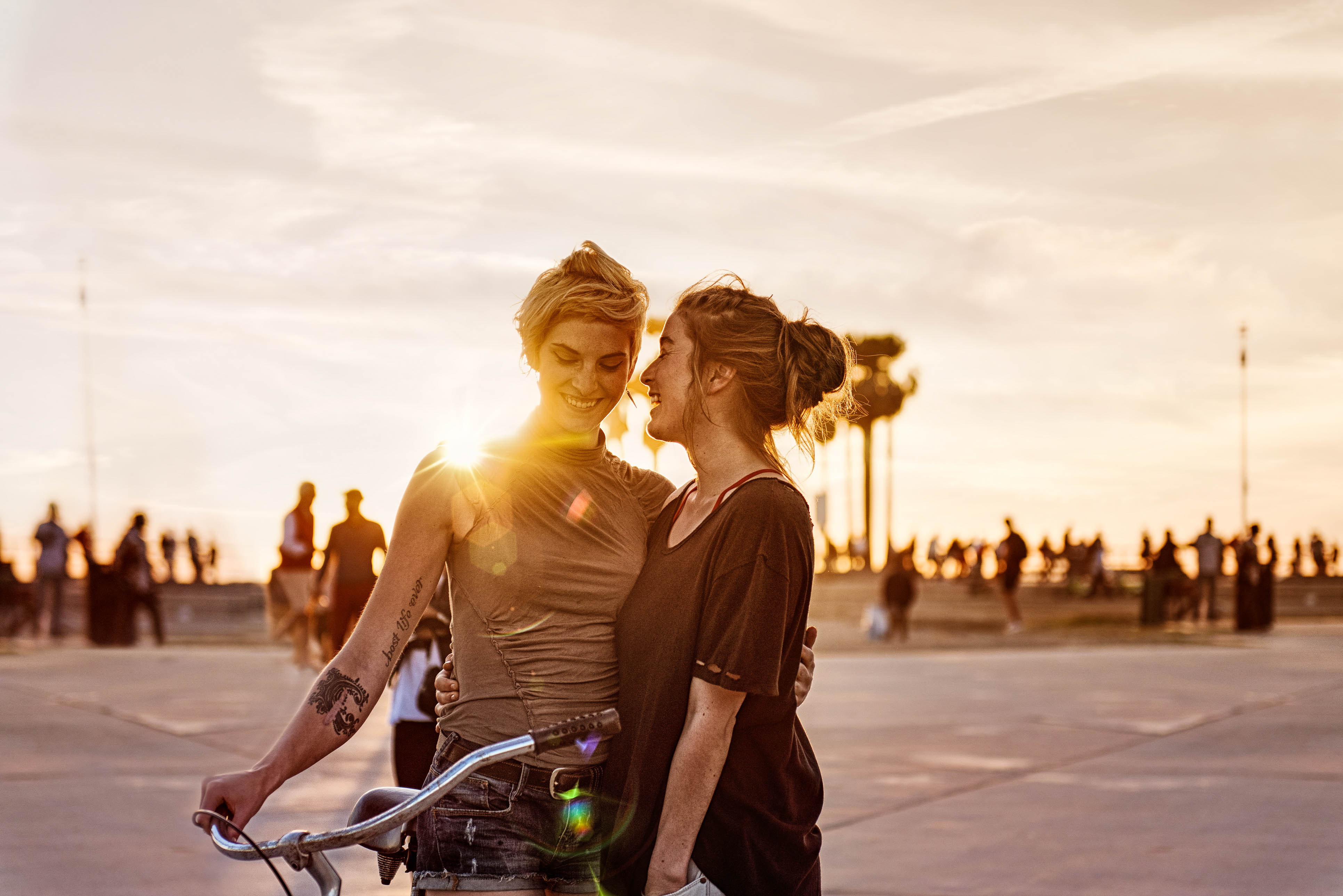 Zwei Frauen umarmen sich im Sonnenuntergang 