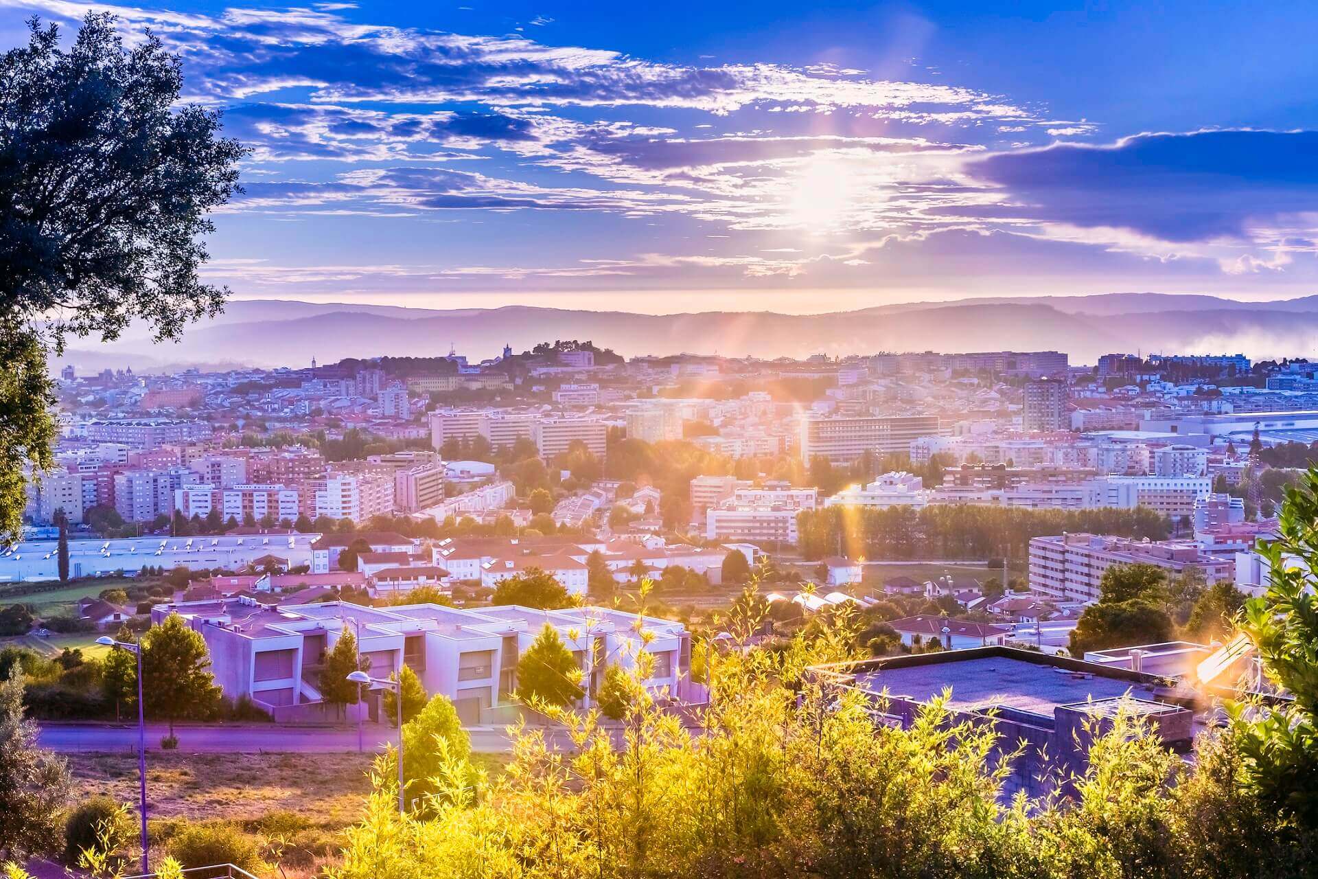 Der Blick über die Stadt Braga in Portugal bei untergehender Sonne. 