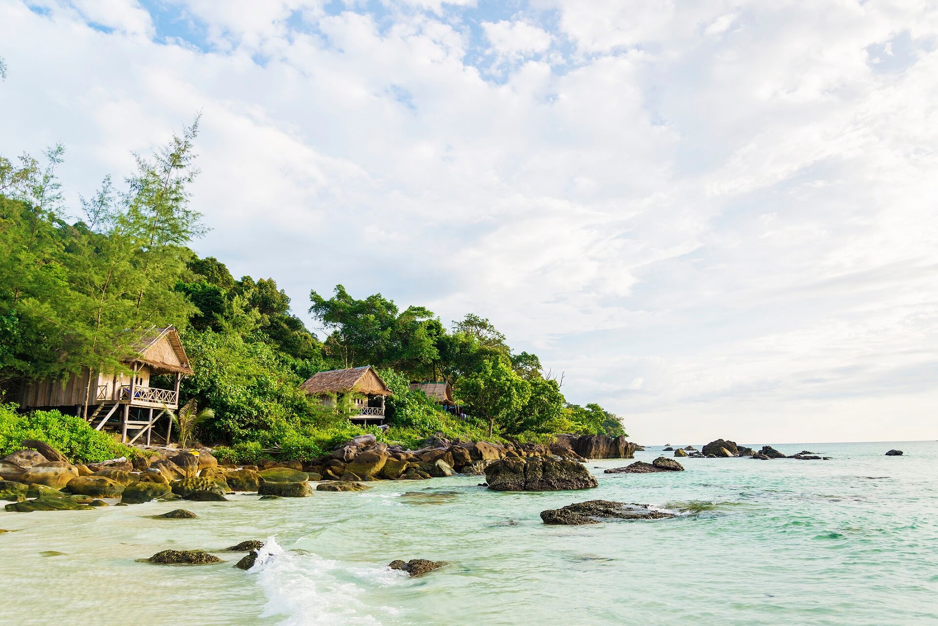 Holzbungalows am Strand von Koh Rong in Kambodscha