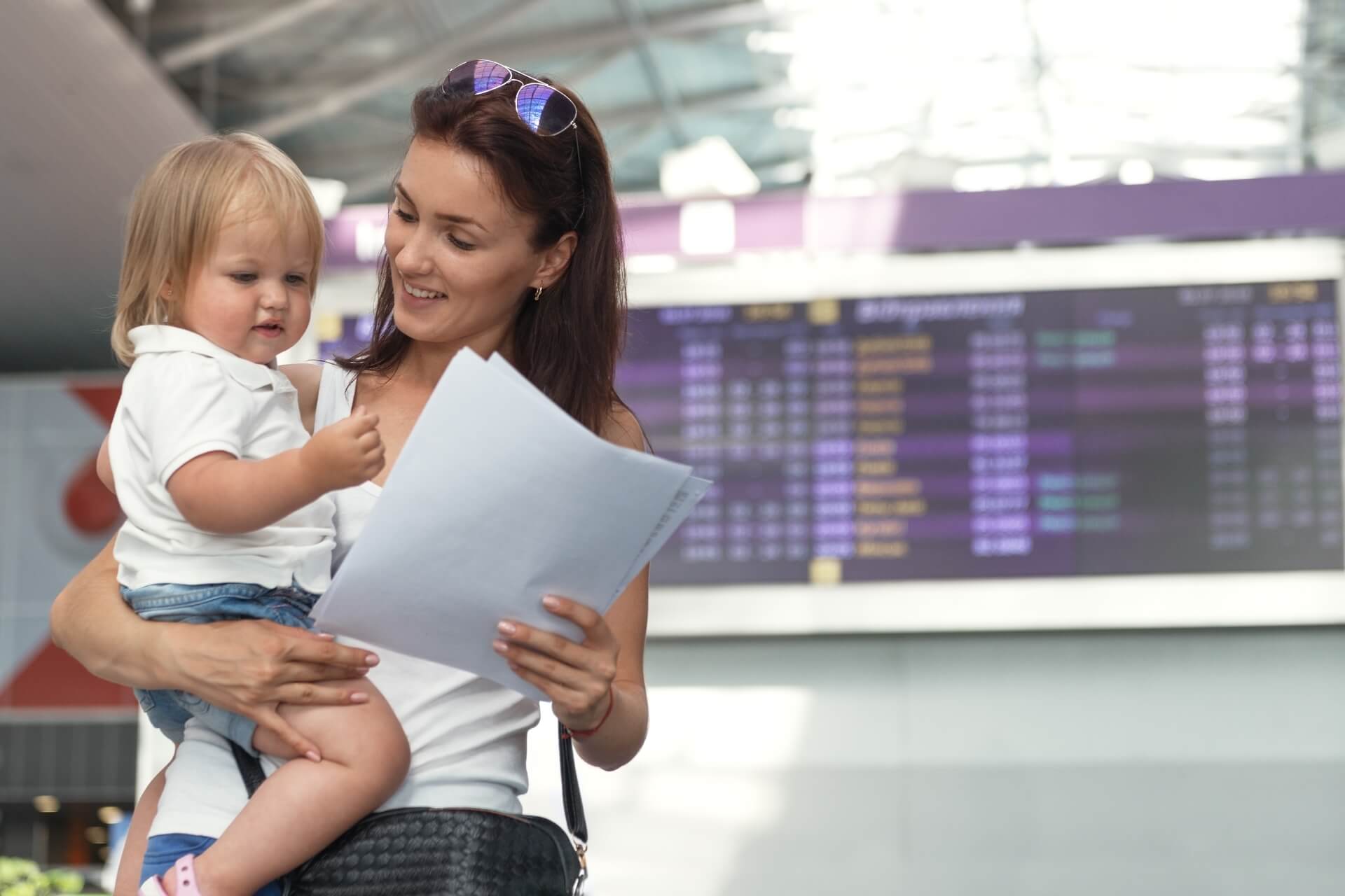 Mutter mit Kind am Flughafen