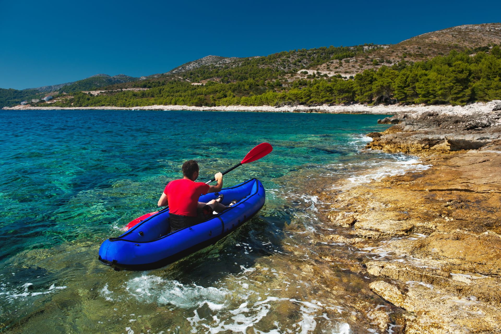Kanu Fahrer auf dem Meer vor der Insel Hvar