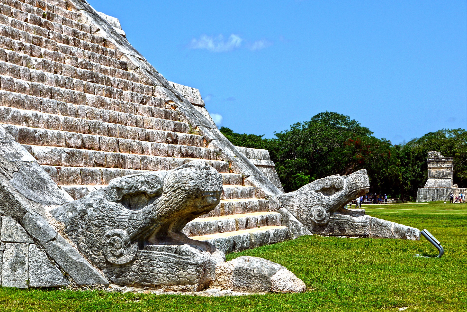 Die Schlangenköpfe von Chichen Itza