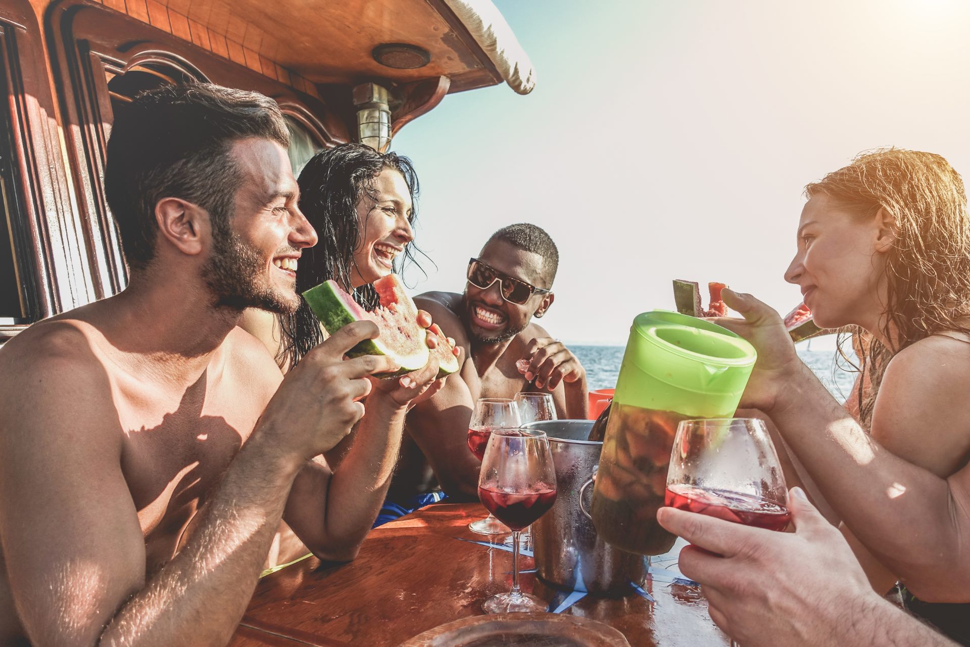Junge Leute trinken Sangria auf einem Boot