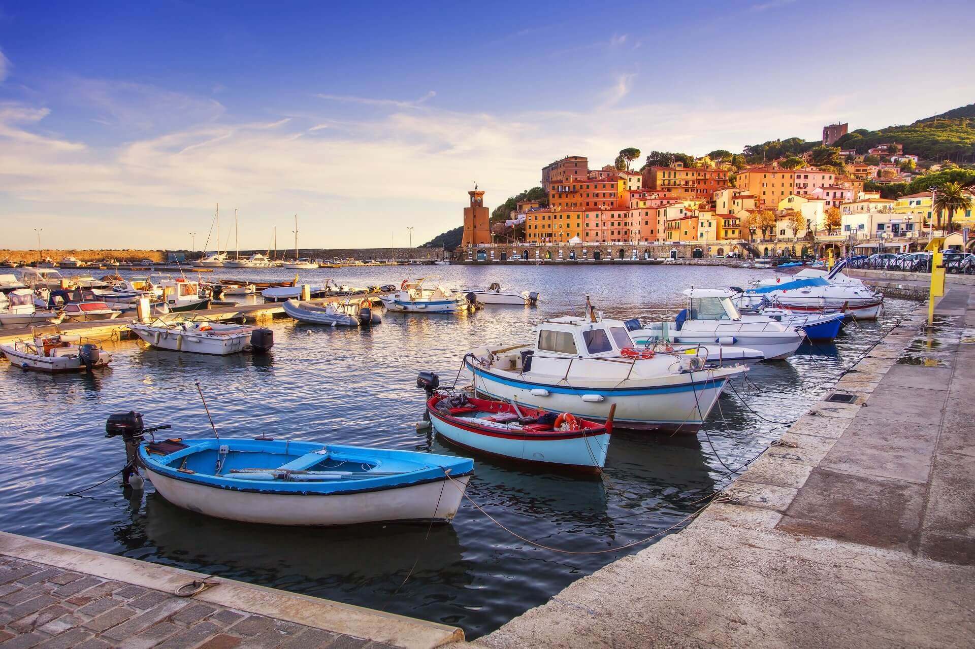 Der Hafen von auf Elba bei Sonnenuntergang