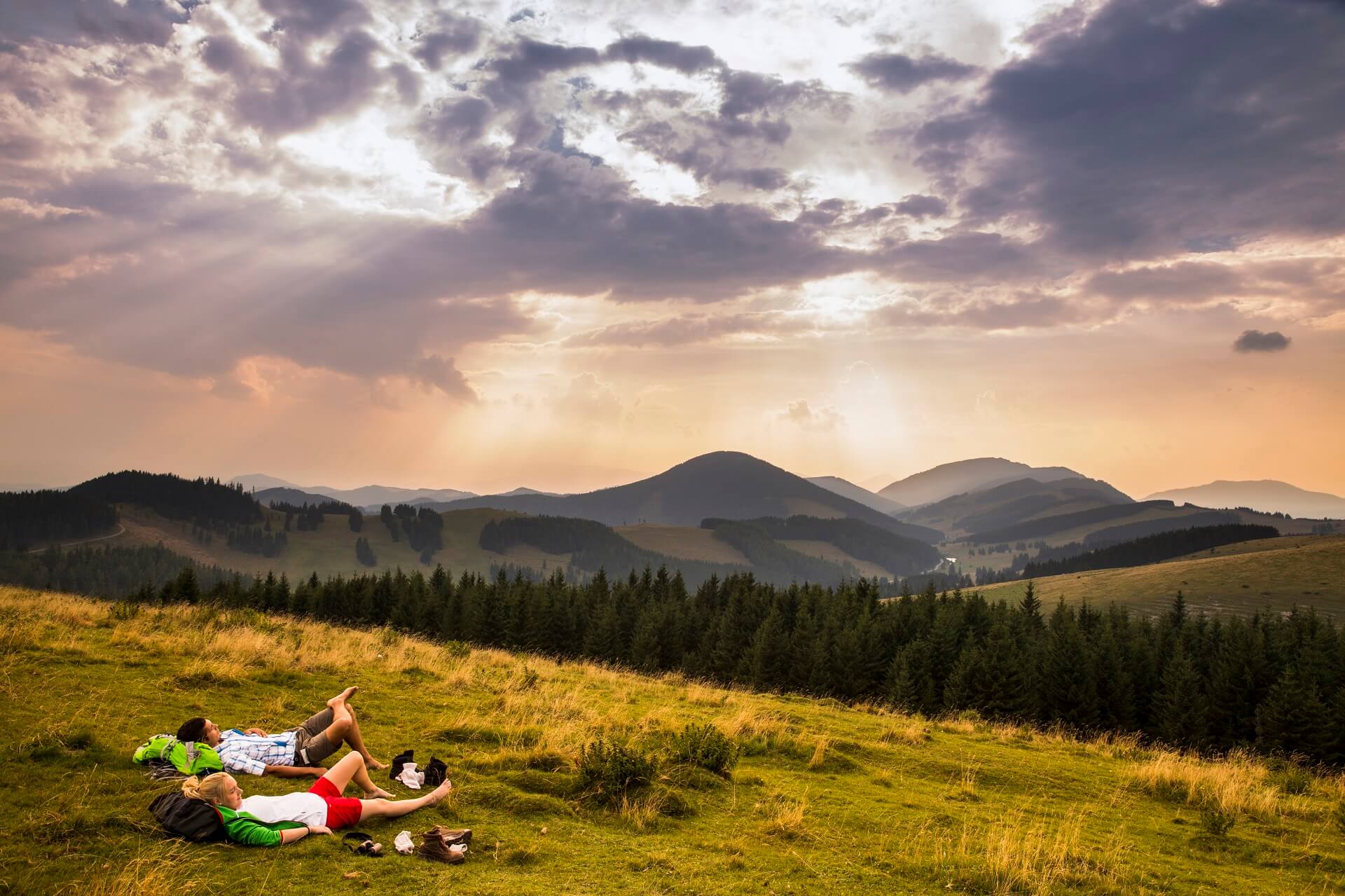 Wanderer machen eine Rast auf der Alm in der Oststeiermark