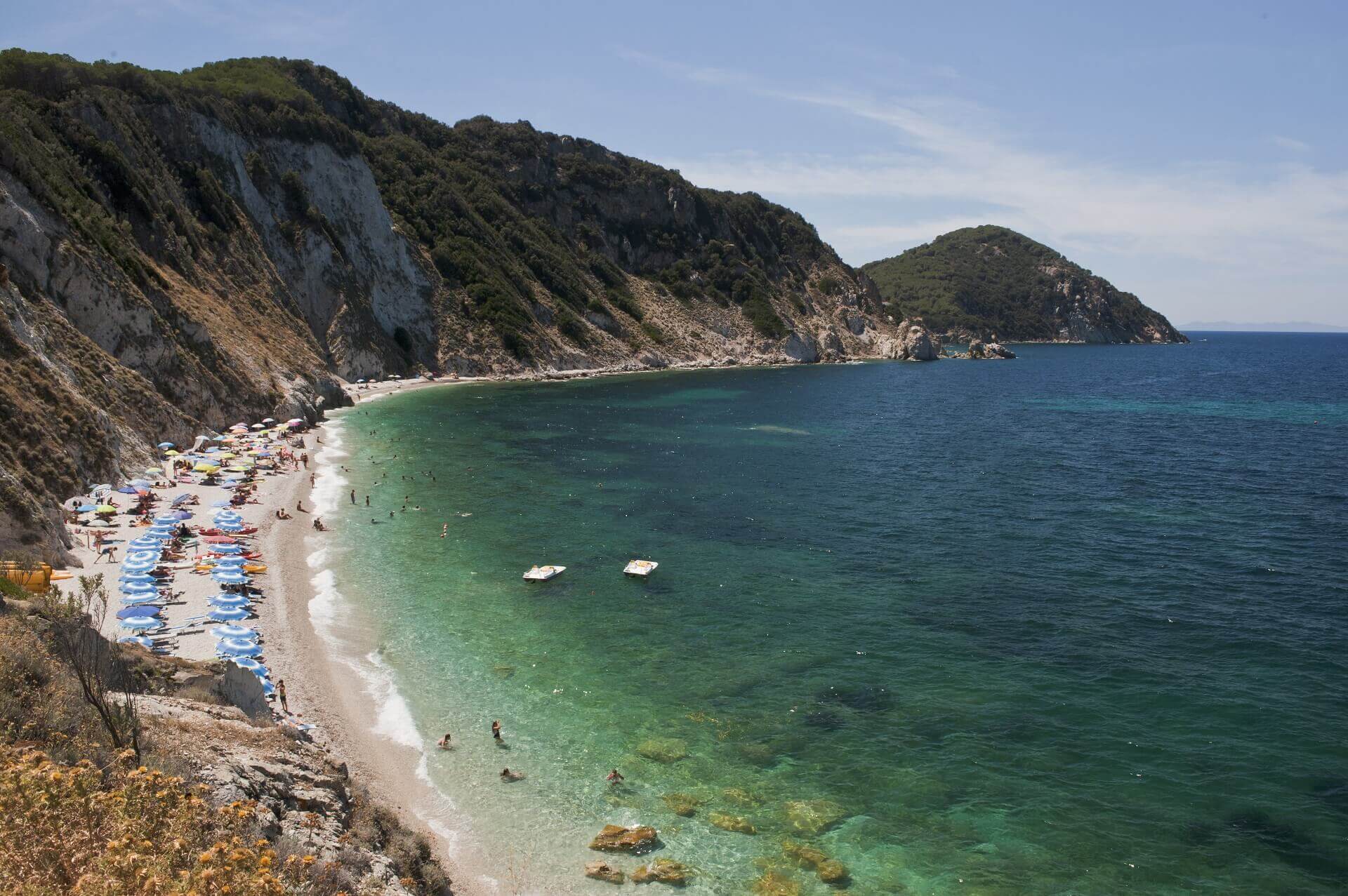Der Strand von Sansone lockt viele Urlauber an