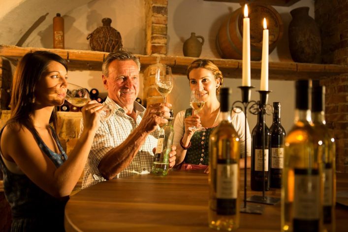 Weinverkostung-in-Buschenschank-und-Weinbetrieben-c-Oststeiermark-Tourismus-Bernhard-Bergmann-6-707×471