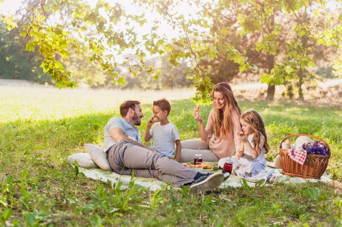Ein Picknick mit der ganzen Familie