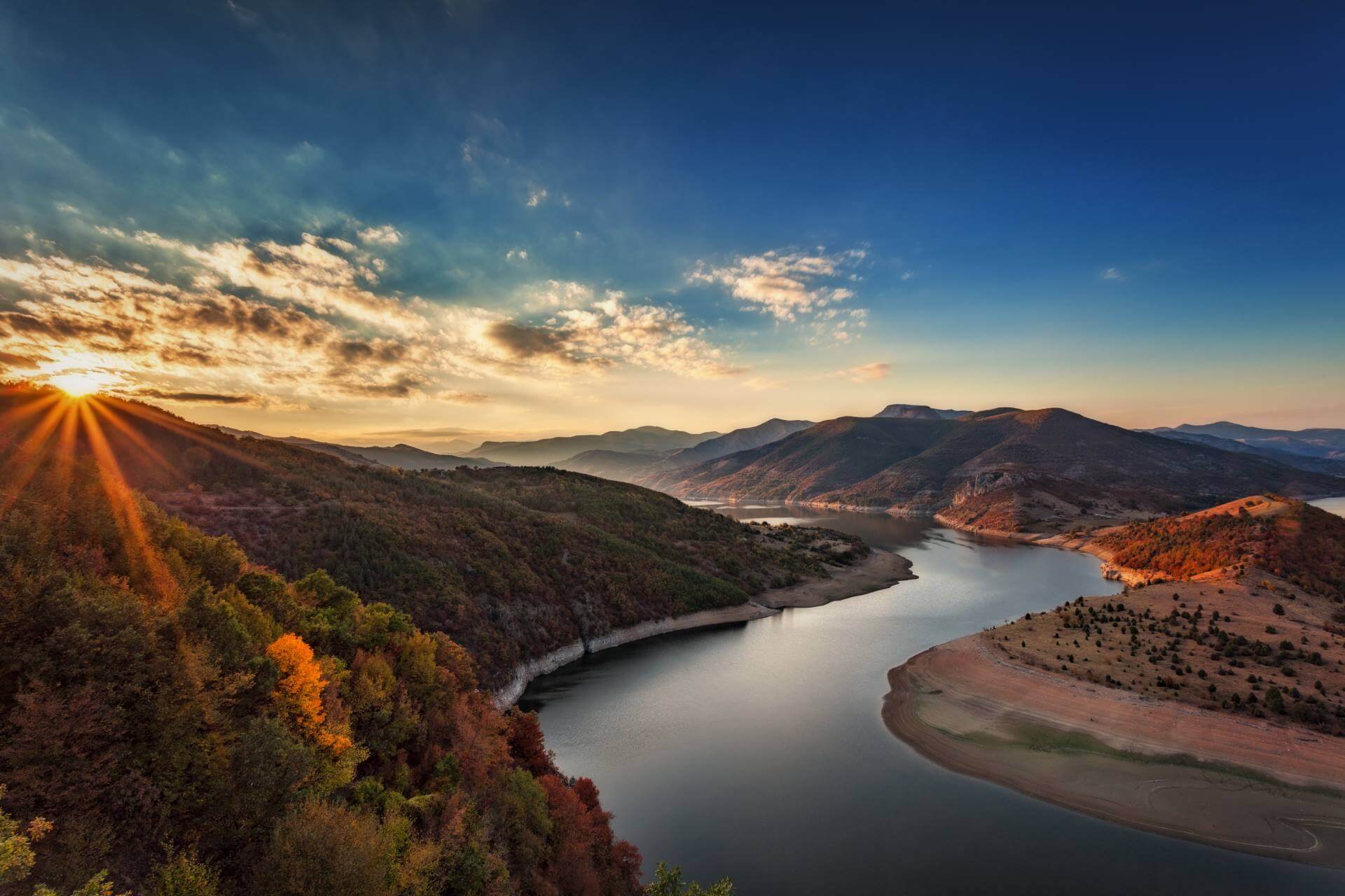 Flusslandschaft der Rhodopen bei Sonnenuntergang