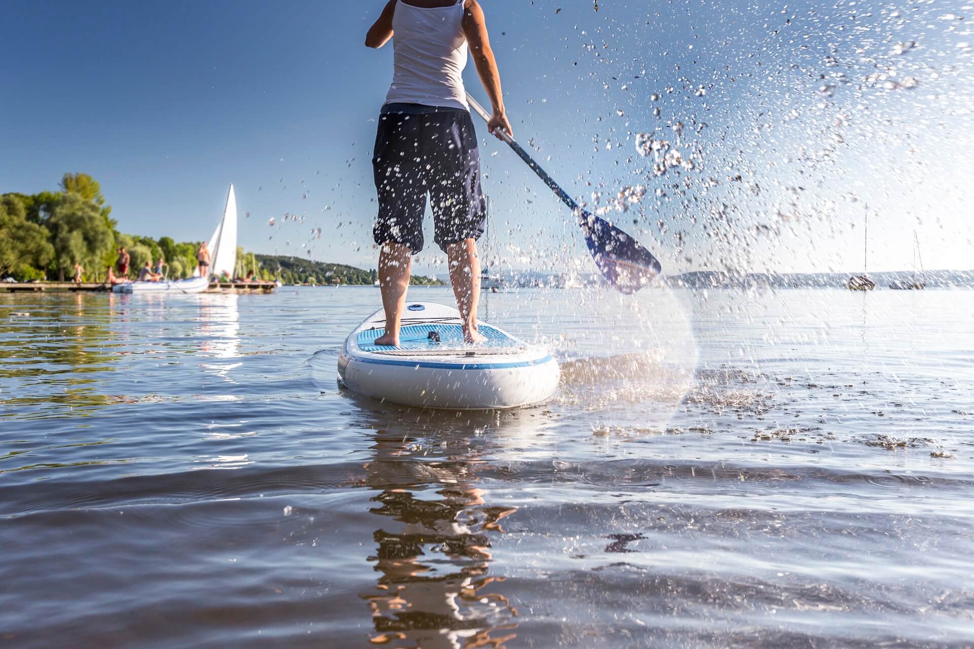 Standup-Paddling an einem schönen See-iStock-867929804 (1)