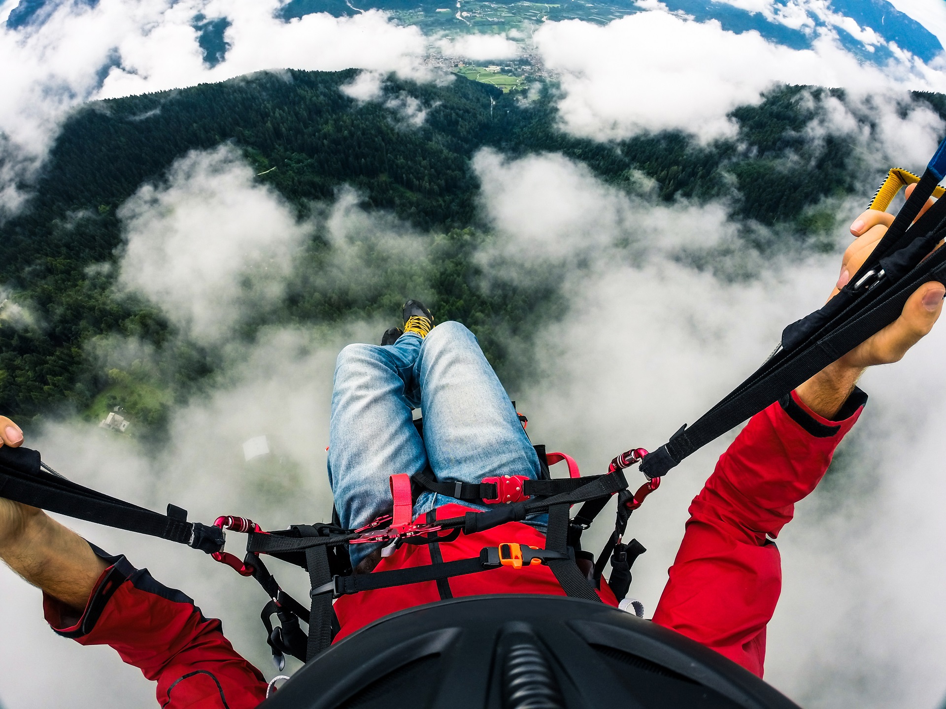 Beim Paragleiten über den Wolken