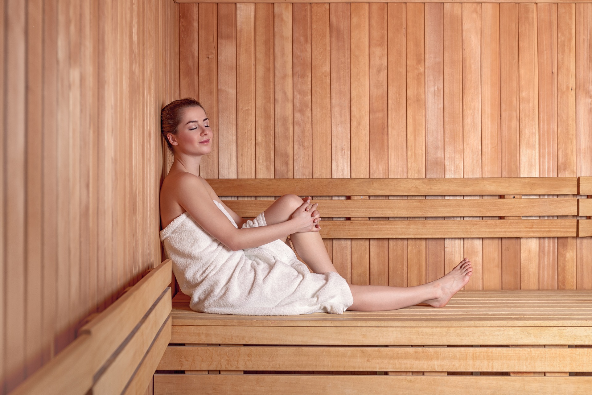 Eine Frau entspannt in der Sauna