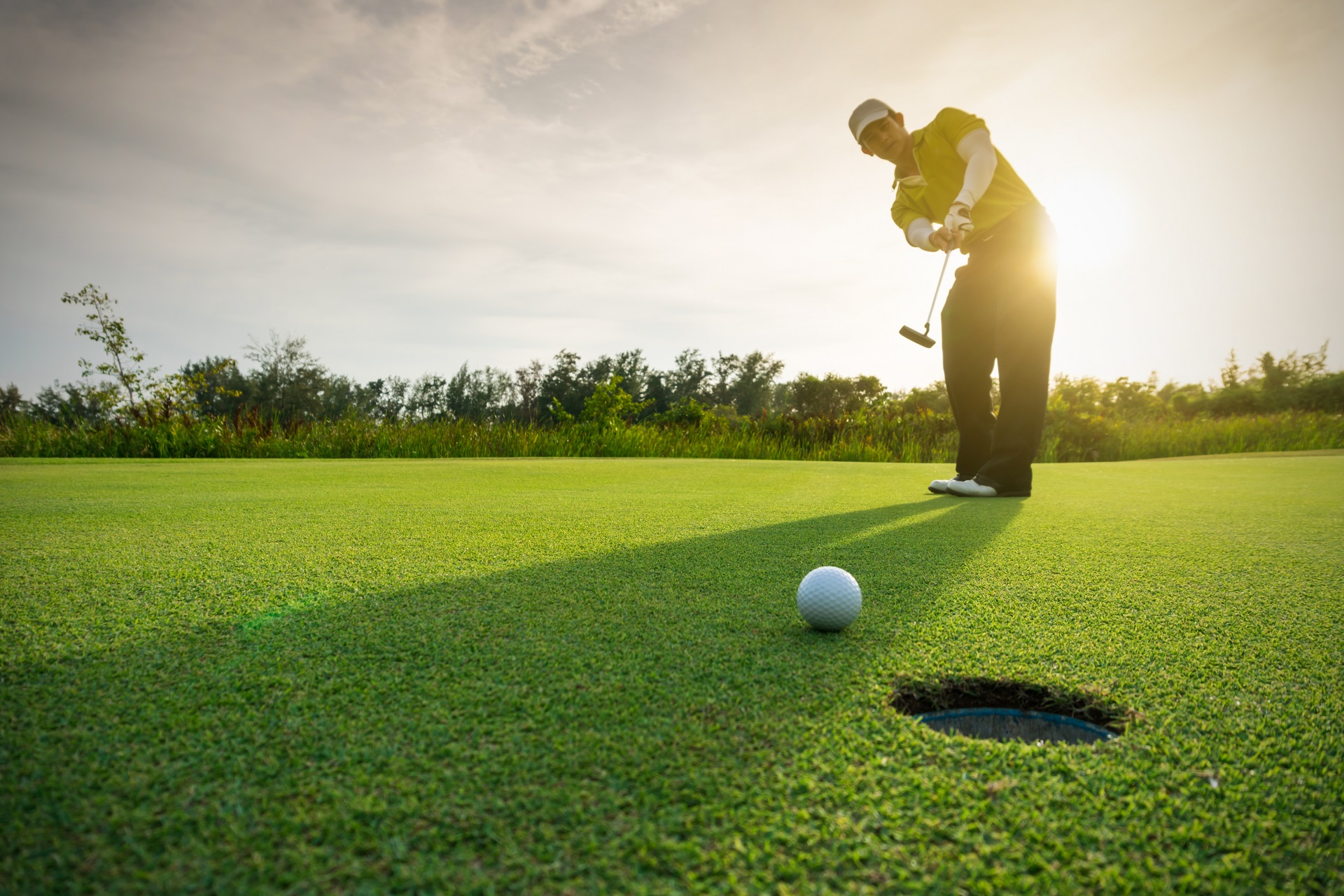 Ein Golfer locht ein