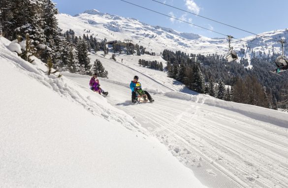 Kinder beim Rodeln im Pitztal, Hochzeiger, Tirol