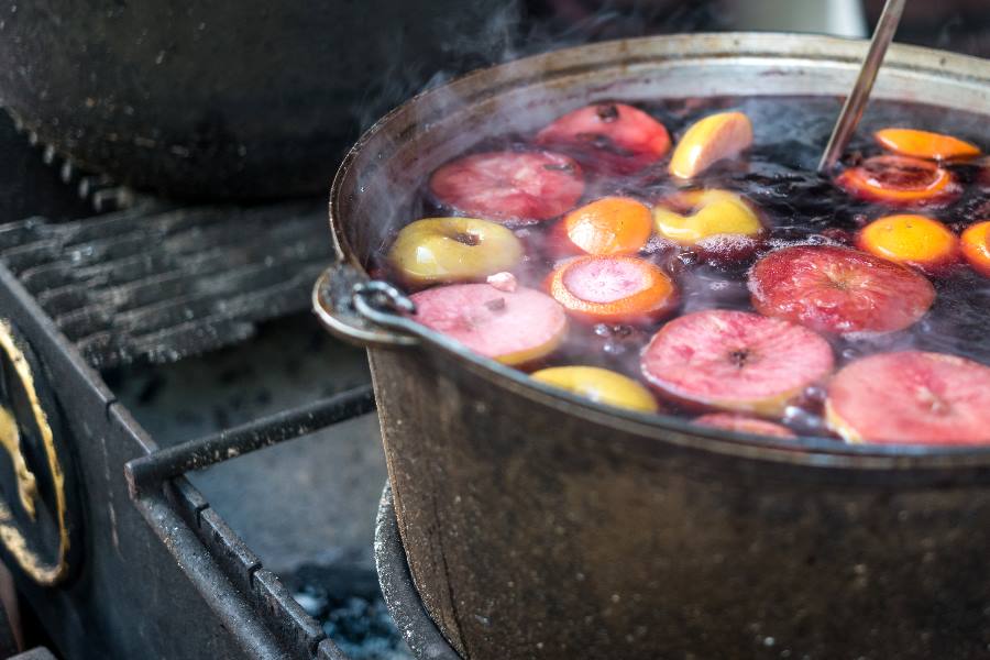 Glühwein in einem Topf