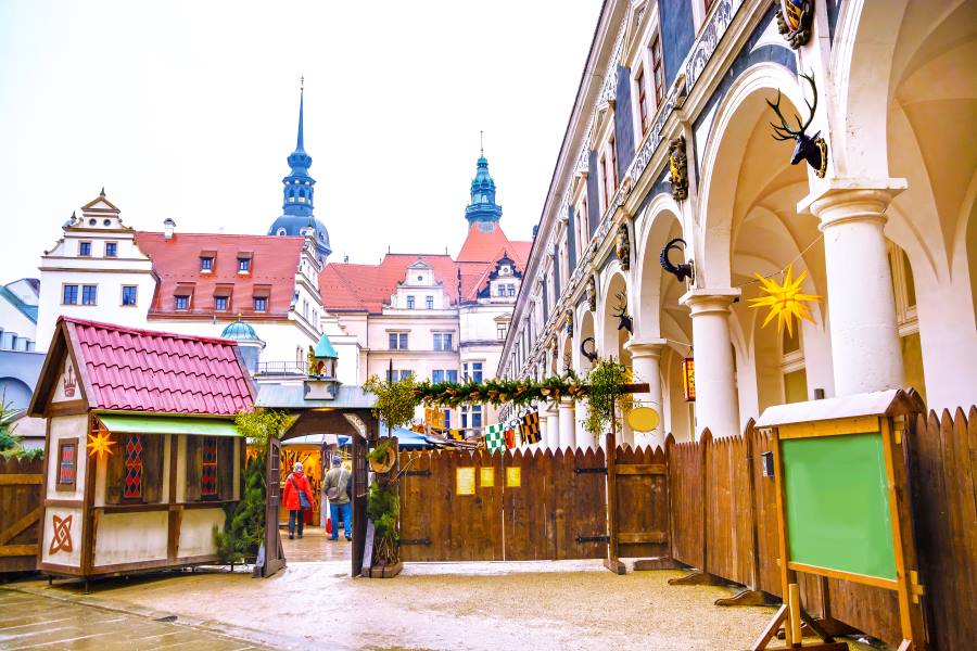 MittelalterEingang zum Weihnachtsmarkt im Stallhof