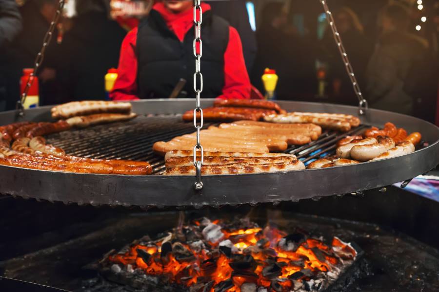 Bratwurststand auf einem Weihnachtsmarkt