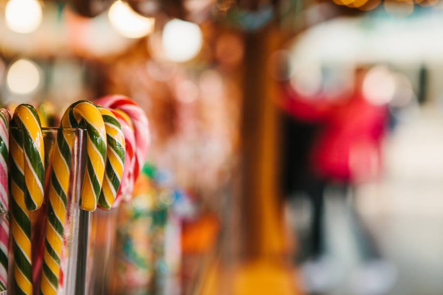Zuckerstangen auf einem Weihnachtsmarkt in Deutschland