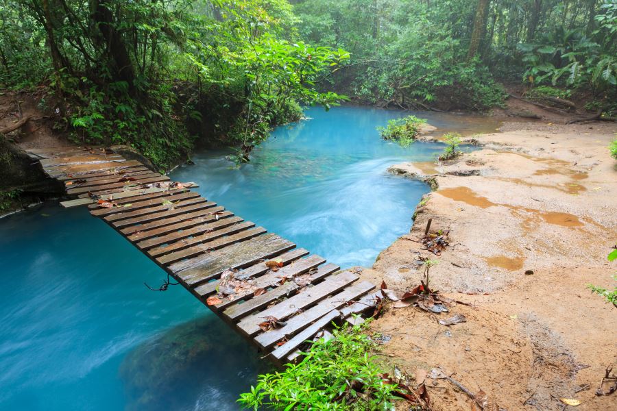 Rio_Celeste_Costa-Rica_shutterstock_588790169_900x600