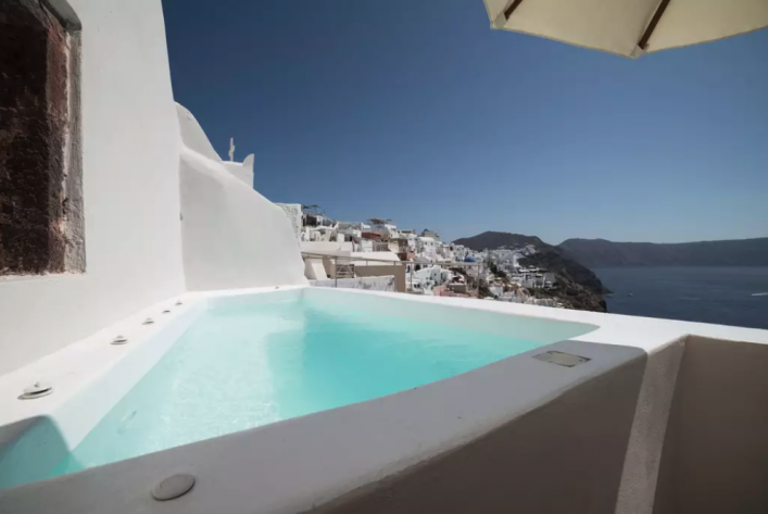 HG-Airbnb_The-Volcano-Cave-Pool