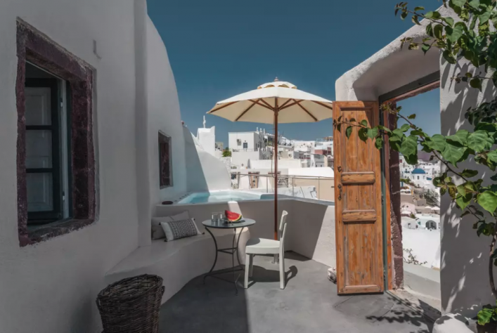 HG-Airbnb_The-Volcano-Cave-Pool-Terasse