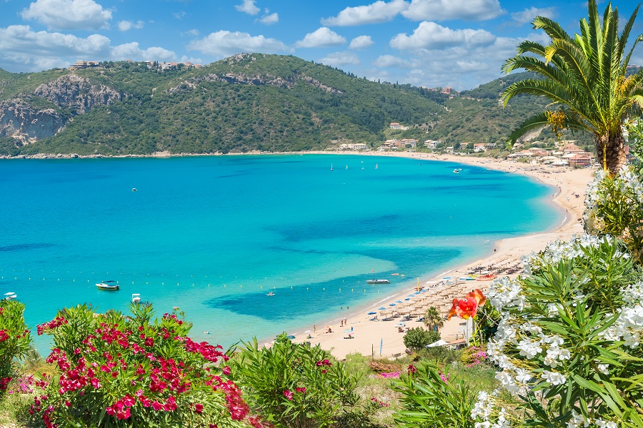 Wunderschöne Aussicht auf den Strand von Agios Georgios auf der Insel Korfu Griechenland